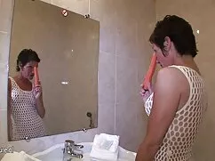 Nhân viên cứu hộ tro ...