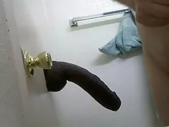 - Cô gái tóc vàng là ...