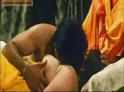 Gái với một món đồ p ...