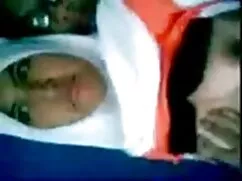Hai người phụ nữ lớn ...
